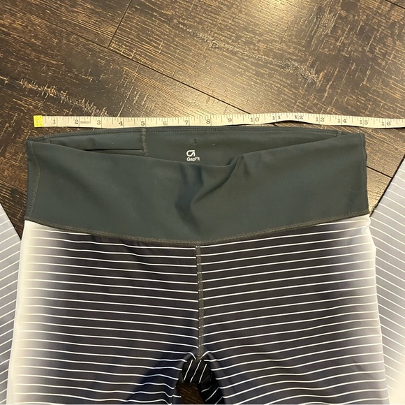 Gap Fit | Like new | Black, white & green leggings - Picture 3 of 8